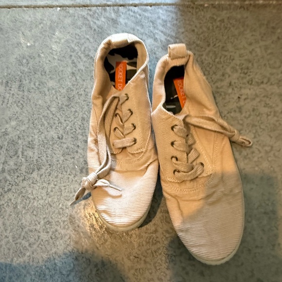 Rocket Dog Beige Canvas Sneakers p62 - Picture 1 of 4